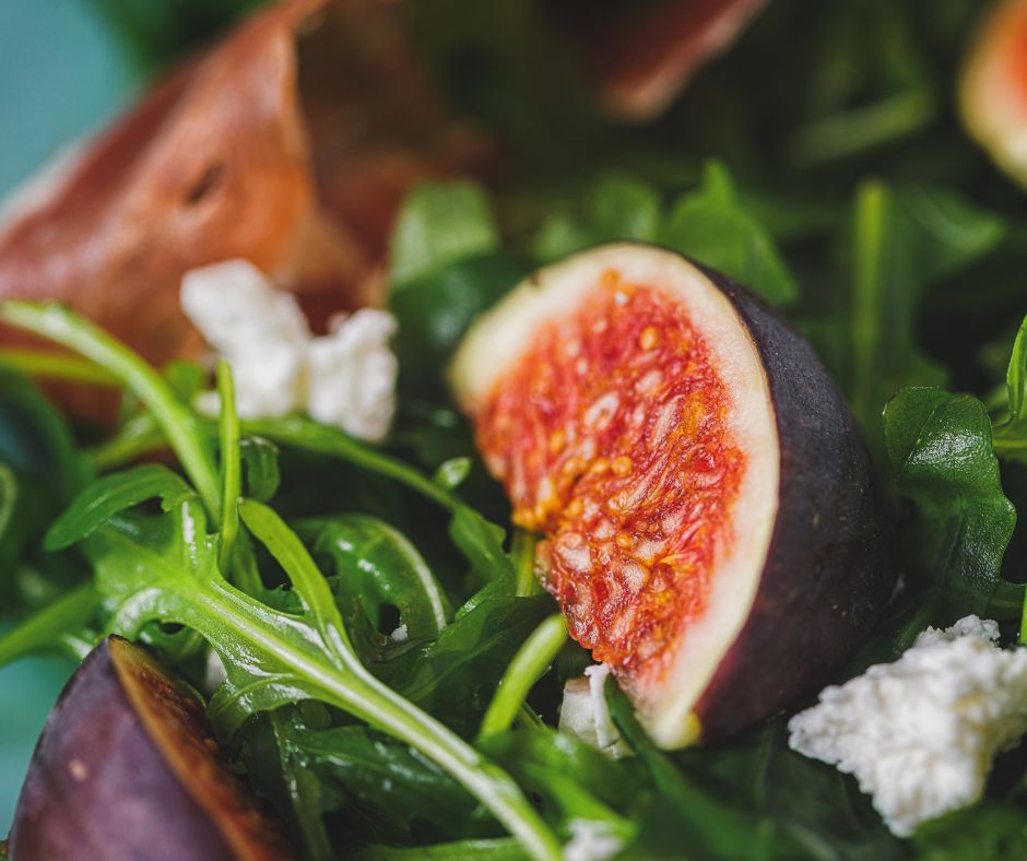 Fig slices in a salad with cheese and purchieto.